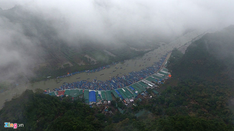 Thuyền bè dày đặc suối Yến ngày khai hội chùa Hương